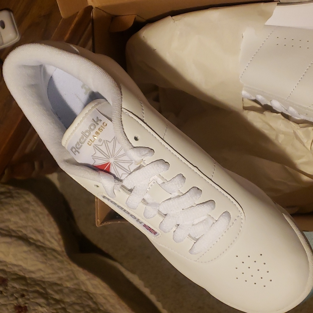 Tennis shoes
